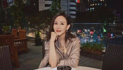 46岁胡静晒100亿豪宅,穿新中式戴千万翡翠,满屏人民币!
