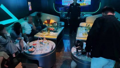 突击清查！KTV包厢内四男三女被控制