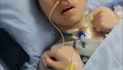 14岁男生嬉闹时被女同学打中左胸后瘫痪 家属:女孩父母为残疾人,后续费用无着落