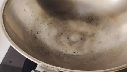 铁锅用了二三十年仍不粘不锈,女子在线寻厂家想“再买一个”,厂家称已停产