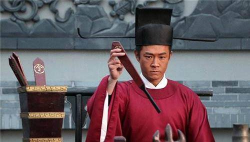 清官包拯每月的俸禄，折成人民币值多少钱？网友：北京买套房都行