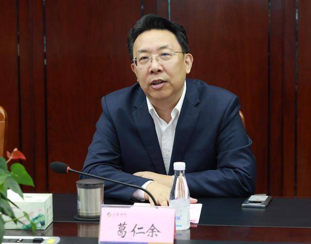 多家银行一把手触及60岁“红线”，金融业或迎高管更替潮