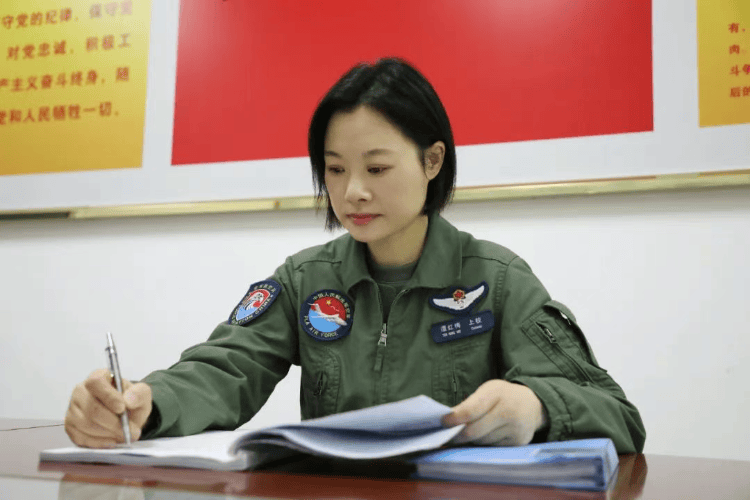 “阅兵最帅女机长”谭红梅来自重庆永川，母校：97级毕业，父母老师一直以她为傲