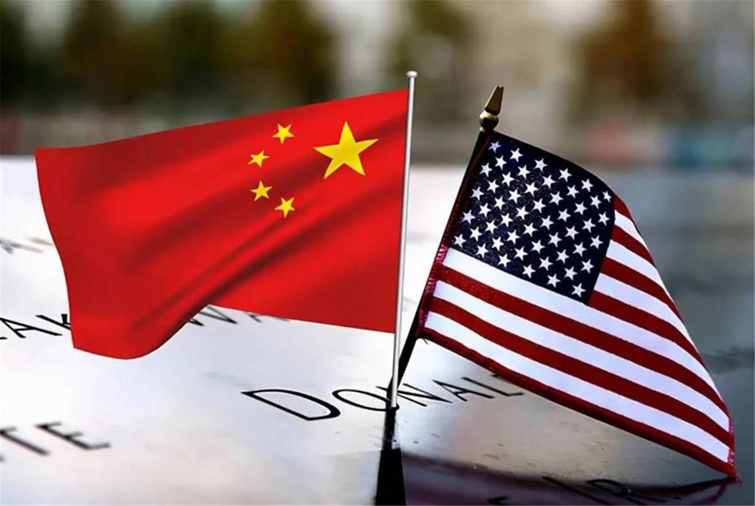 中美激烈交锋两天后，中国大胜归来，中国代表走出会场喜气洋洋