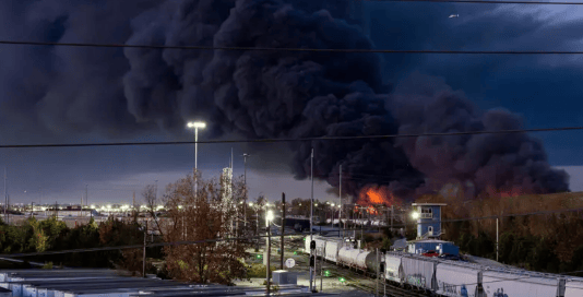 美国一货运飞机坠毁,造成3死11伤,涉事飞机为1991年制造