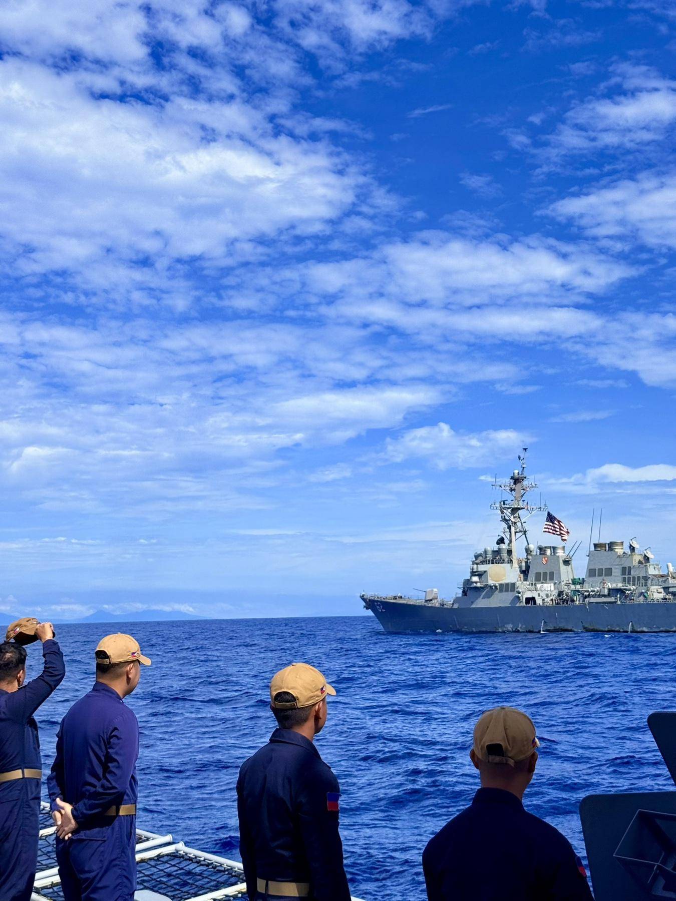 美军再度遭遇耻辱时刻：中国海军6艘战舰包围，815舰插入南海演习