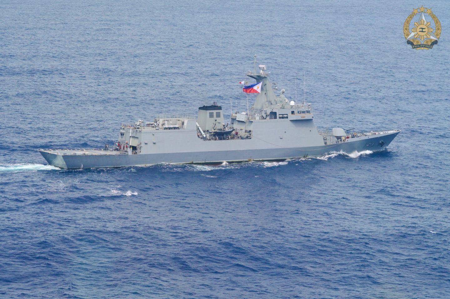 美军再度遭遇耻辱时刻：中国海军6艘战舰包围，815舰插入南海演习