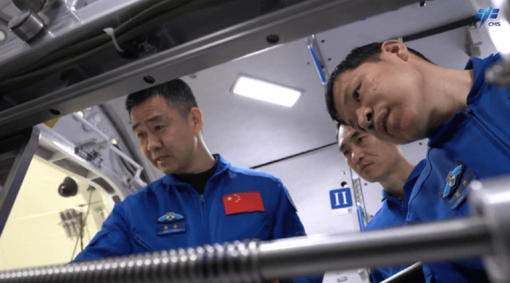 返回当天突然报警,神舟20号飞船遭微小空间碎片撞击,极端情况下提前发射神舟22